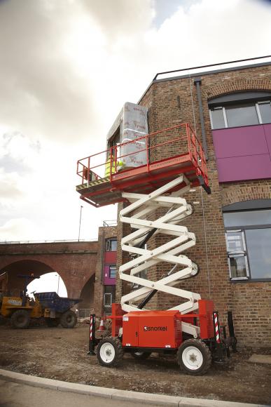 1-snorkel-s3370rt-working-on-construction-site_0