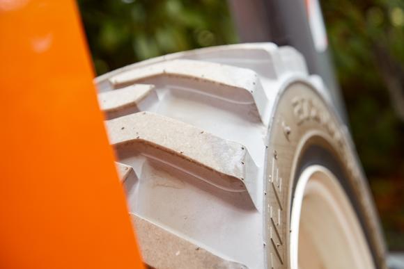 9-snorkel-rt-scissor-non-marking-tire-tread_0